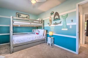 Ένα ή περισσότερα κρεβάτια σε δωμάτιο στο Renovated Gem with Pool Access quarter Mi to Beach +20 φωτογραφίες