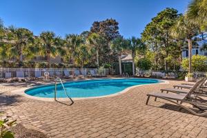 Πισίνα στο ή κοντά στο Renovated Gem with Pool Access quarter Mi to Beach