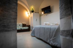 卡塔尼亚AD UN PASSO DAL CENTRO的房间里有一张床和一张沙发的卧室