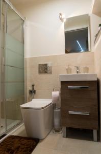 卡塔尼亚AD UN PASSO DAL CENTRO的浴室里有马桶、洗手池和淋浴。