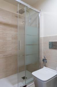 卡塔尼亚AD UN PASSO DAL CENTRO的带马桶的浴室里的玻璃淋浴间