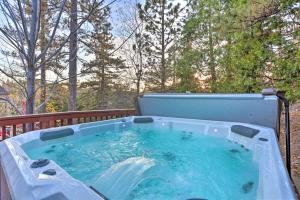 Fotografie z fotogalerie ubytování Lake Arrowhead A-Frame Cabin with Deck and Balcony! v destinaci Lake Arrowhead