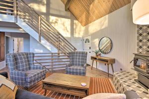 Fotografie z fotogalerie ubytování Lake Arrowhead A-Frame Cabin with Deck and Balcony! v destinaci Lake Arrowhead