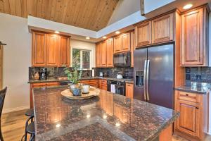 Fotografie z fotogalerie ubytování Lake Arrowhead A-Frame Cabin with Deck and Balcony! v destinaci Lake Arrowhead