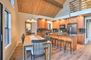 Fotografie z fotogalerie ubytování Lake Arrowhead A-Frame Cabin with Deck and Balcony! v destinaci Lake Arrowhead