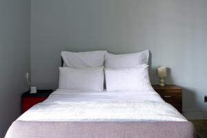 Un pat sau paturi într-o cameră la Lux Studio Apartment @ Hallmark House