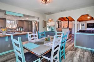 eine Küche und ein Esszimmer mit einem Tisch und Stühlen in der Unterkunft Colorful Cottonwood Home Walk to Verde River! in Cottonwood