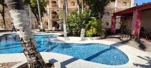 Piscina de la sau aproape de Hotel las cúpulas