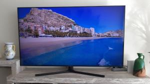 Televízia a/alebo spoločenská miestnosť v ubytovaní Alicante Sea View Downtown Comfort