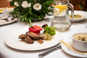 Afbeelding uit fotogalerij van Hotel Zameczek in Książ Wielki