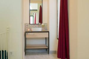W łazience znajduje się umywalka i lustro. w obiekcie APARTAMENTO A ESTRENAR FRENTE A LA PLAZA DE ESPAÑA w Sewilli