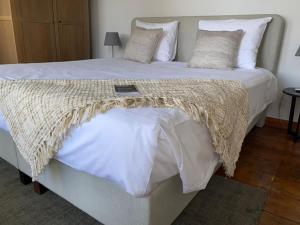 een slaapkamer met een groot bed met witte lakens en kussens bij Guesthouse Vakantie Logies Hollywood in Brugge +33 foto's