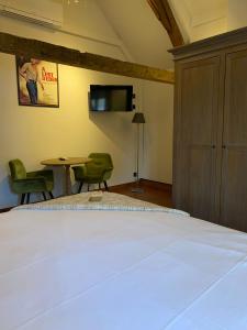 a room with a bed and a desk at Guesthouse Vakantie Logies Hollywood in Bruges