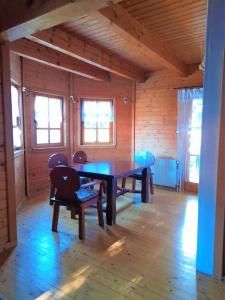 comedor con mesa y sillas en una cabaña en Ferienhaus Himmelreich en Seebenstein