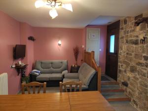 a living room with a couch and a table at Casa Jauregui in Ibilcieta