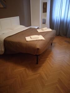 - un lit avec 2 serviettes dans l'établissement MyRoom CenterStation Bologna, à Bologne