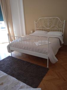 Una cama blanca en una habitación con ventana. en MyRoom CenterStation Bologna, en Bolonia