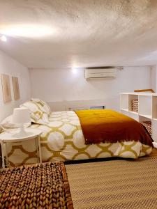セビリアにあるApartamento Baños EXPO92のベッドルーム(大型ベッド1台、テーブル付)