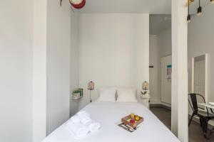 Кровать или кровати в номере Apartments WS Louvre - Etienne Marcel