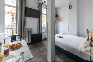 Кровать или кровати в номере Apartments WS Louvre - Etienne Marcel