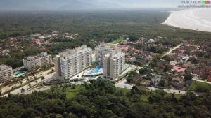 una vista aérea de un complejo cerca de la playa en Jd. S. Lourenço - Riviera - Novo, 3 dorm, AC, 300m do mar, serviço de praia, en Riviera de São Lourenço