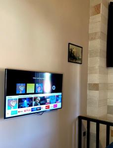 Televízia a/alebo spoločenská miestnosť v ubytovaní Grand Master Suite