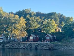 un grupo de casas a orillas de un lago en Shady Haven - Tiny Home 1, en Bellevue