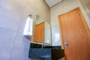 a bathroom with a sink and a mirror at Vila Castelo Residencial no Centro de Foz in Foz do Iguaçu +52 photos