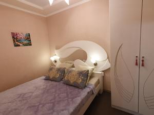 - une chambre avec un lit doté d'une tête de lit blanche dans l'établissement Апартаменты "Горизонт" кухня-гостиная и спальная, à Saratov