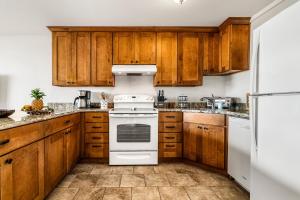 A kitchen or kitchenette at Kailua Village#307