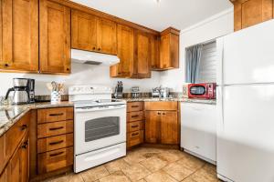 A cozinha ou cozinha compacta de Kailua Village#307