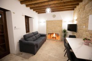 Arsos Nest في Arsos: غرفة معيشة مع أريكة ومدفأة
