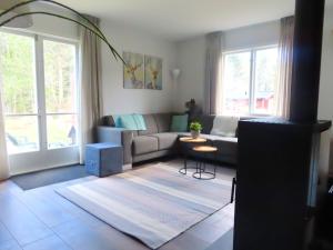 ein Wohnzimmer mit einem Sofa und einem Tisch in der Unterkunft Vakantiehuis GWEN - vlakbij meer- van S&G Holiday in Nykroppa