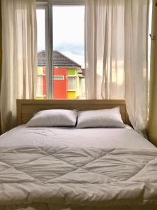 Een bed of bedden in een kamer bij Gerbera 4BR Villa Springhill Garden Malang