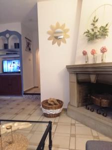 een woonkamer met open haard en tv bij Bungalow con vistas a la piscina in Torrevieja