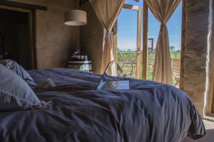 Postel nebo postele na pokoji v ubytování Hotel de Tierra Viñedo y Spa - Aeropuerto Querétaro + 22 fotografií