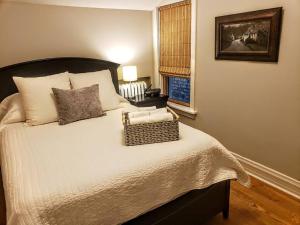 a bedroom with a large bed with a basket on it at Stylish 2-bedroom Flat in Lincoln Park in Chicago