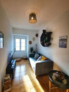 een woonkamer met een bank en een tafel bij Sintra Central Flat in Sintra