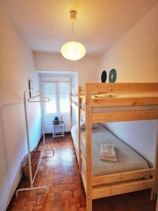 um quarto com 2 beliches e uma janela em Sintra Central Flat em Sintra