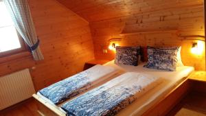 Postel nebo postele na pokoji v ubytování Ferienhaus Bichlhütte
