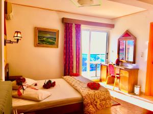 una camera con un letto fiorito di delphi aiolos center hotel panoramic view&yoga harmony hotel&rooms a Delfi