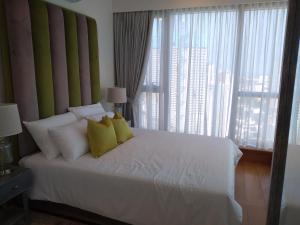 เตียงในห้องที่ Super Luxury 2 BR Apartment in Five Star Colombo City Centre