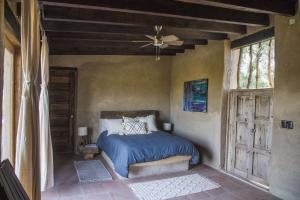 En eller flere senge i et værelse på Hotel de Tierra Viñedo y Spa - Aeropuerto Querétaro