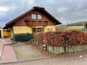ein Haus mit einem Zaun davor in der Unterkunft Ferienwohnung an der romantischen Straße direkt A3 und A81 in Eisingen