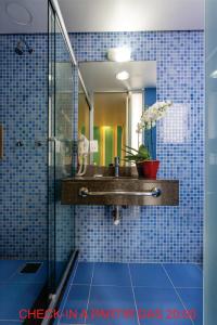 a bathroom with a sink and a mirror at Motel Porto dos Casais in Porto Alegre