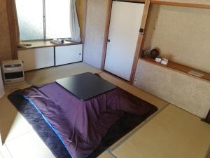 a small room with a purple blanket on the floor at Tsukechi Bachanchi - Vacation STAY 88747v in Nakatsugawa