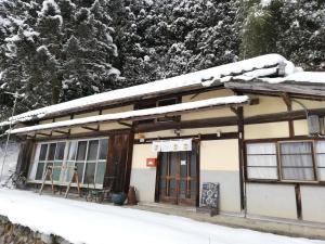 a building with snow on the roof at Tsukechi Bachanchi - Vacation STAY 88747v in Nakatsugawa