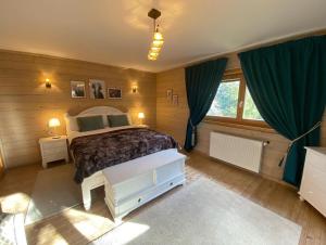 Postel nebo postele na pokoji v ubytování Carpathian Log Home