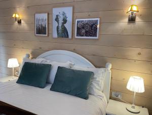 Carpathian Log Home tesisinde bir odada yatak veya yataklar