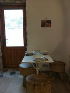 a table with plates on it in a room with a window at Joli petit appartement Montagne#SKI#LAC#NETFLIX# in Seyne